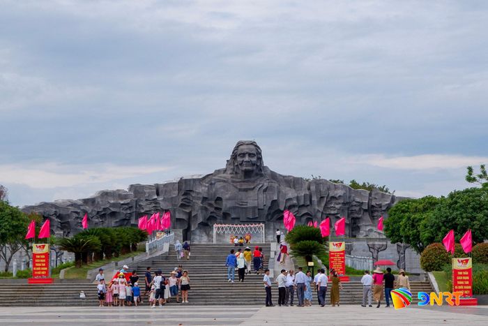 Đông đảo du khách đến quần thể Tượng đài Mẹ Việt Nam anh hùng trong dịp Tết Độc lập. Ảnh: HOÀNG ĐẠO