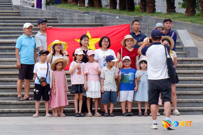 Nhiều phụ huynh đưa con tham quan các "địa chỉ đỏ" để bồi đắp tình yêu nước cho thế hệ trẻ. Ảnh: HOÀNG ĐẠO