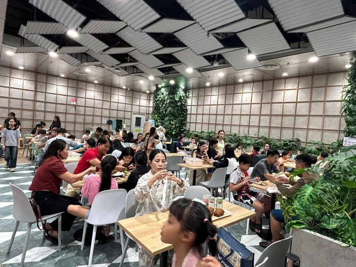 Khu vực thực phẩm chế biến sẵn tại siêu thị thu hút khách. Ảnh: THANH XUÂN