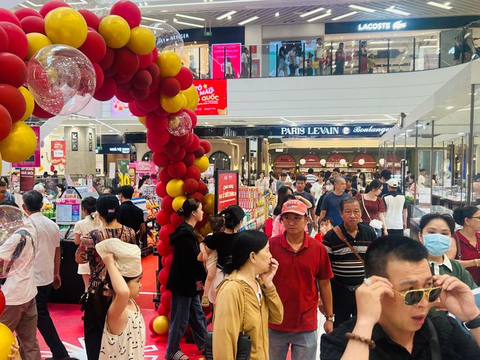 Người dân nhộn nhịp mua sắm, ăn uống tại khu ẩm thực trong dịp lễ 2/9. Ảnh: THANH XUÂN