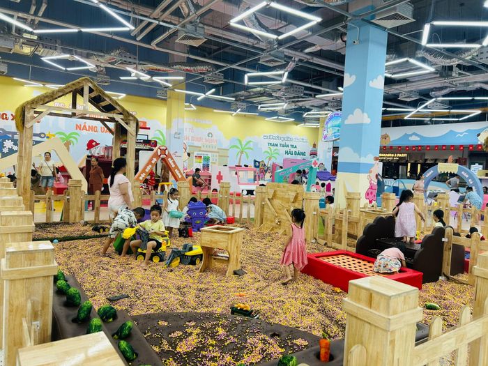 Nhiều gia đình đưa trẻ đến vui chơi, giải trí tại trung tâm thương mại trong dịp lễ 2/9. Ảnh: THANH XUÂN
