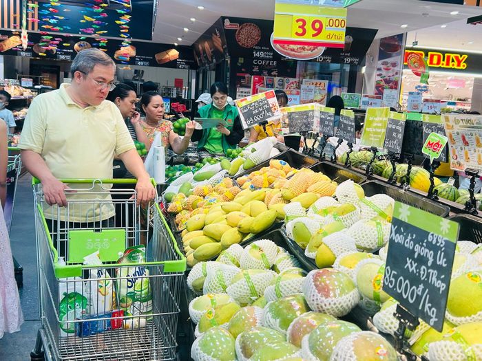 Khách hàng nhộn nhịp mua sắm tại MM Mega Market (phường Hòa Khánh) dịp lễ 2/9. Ảnh: THANH XUÂN