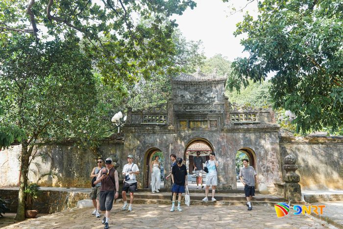 Đông đảo du khách quốc tế trải nghiệm tại danh thắng Ngũ Hành Sơn trong kỳ nghỉ lễ. Ảnh: XUÂN SƠN