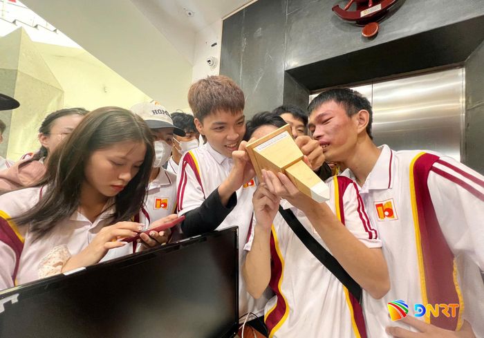 Tuổi trẻ Đà Nẵng thử sức với các trò chơi giải mã tại Nhà trưng bày Hoàng Sa. Ảnh: XUÂN DŨNG
