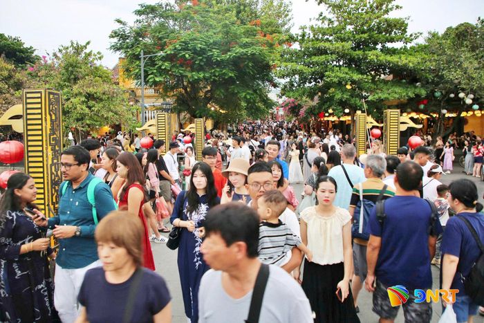 Những đoàn khách đổ về phố cổ Hội An trong dịp lễ. Ảnh: XUÂN SƠN