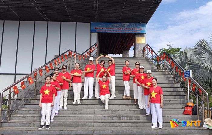 Du khách chụp ảnh lưu niệm tại Nhà trưng bày Hoàng Sa. Ảnh: XUÂN DŨNG