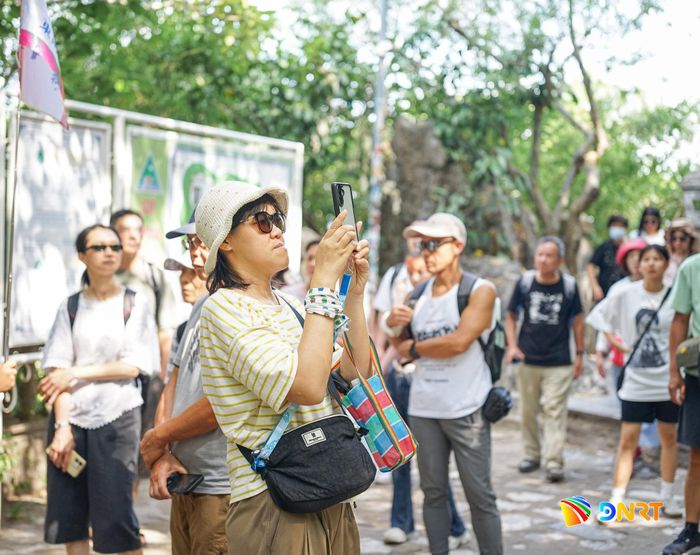 Khách nước ngoài thích thú khám phá danh thắng Ngũ Hành Sơn. Ảnh: XUÂN SƠN