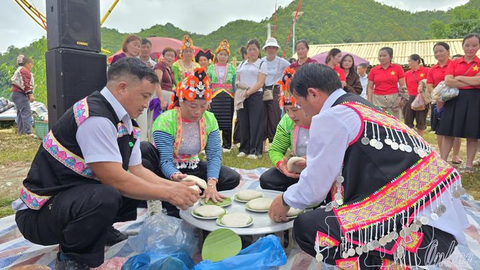 Phần thi làm bánh giầy trong chuỗi hoạt động văn hóa, văn nghệ, thể thao và trải nghiệm cộng đồng tại bản Lồng, xã Quài Tở, nhân dịp Quốc khánh 2/9.