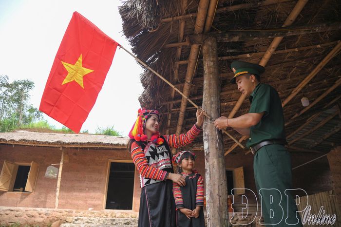 Cán bộ Đồn Biên phòng A Pa Chải cùng người dân bản A Pa Chải, xã Sín Thầu treo cờ Tổ quốc. 