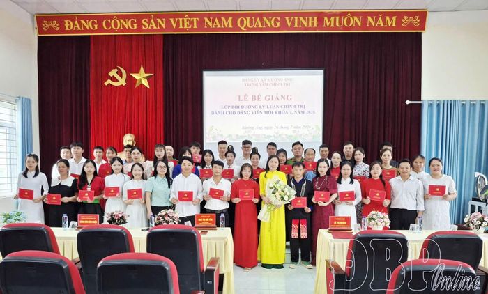 Lãnh đạo xã Mường Lạn và Mường Ảng trao chứng nhận hoàn thành khóa bồi dưỡng lý luận chính trị cho đảng viên mới trên địa bàn.