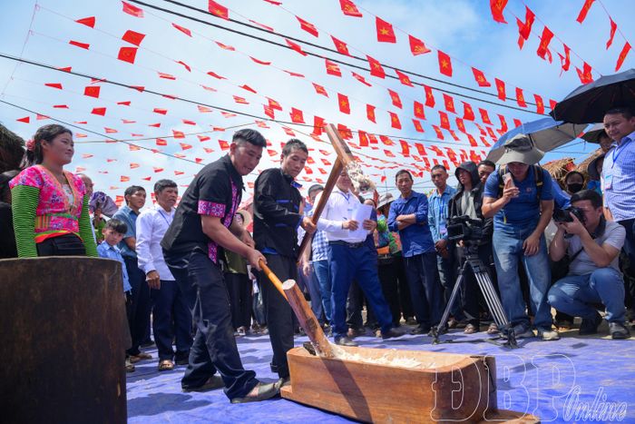 Môn thi giã bánh giầy tạo nên không khí sôi nổi cho chương trình.