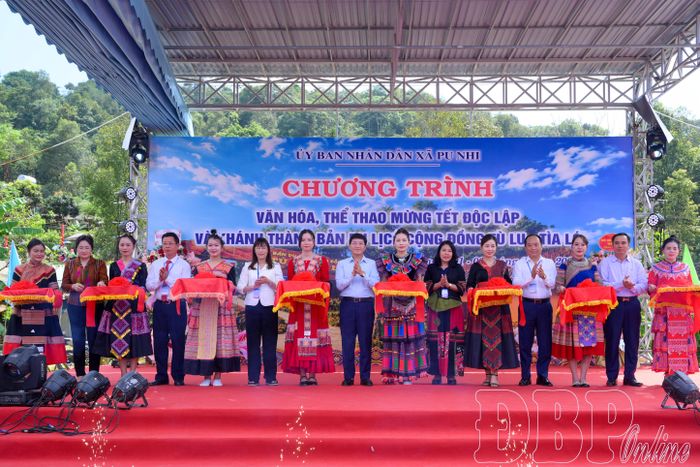 Đại biểu thực hiện nghi thức cắt băng khánh thành điểm du lịch cộng đồng Tù Lu Tìa Ló.