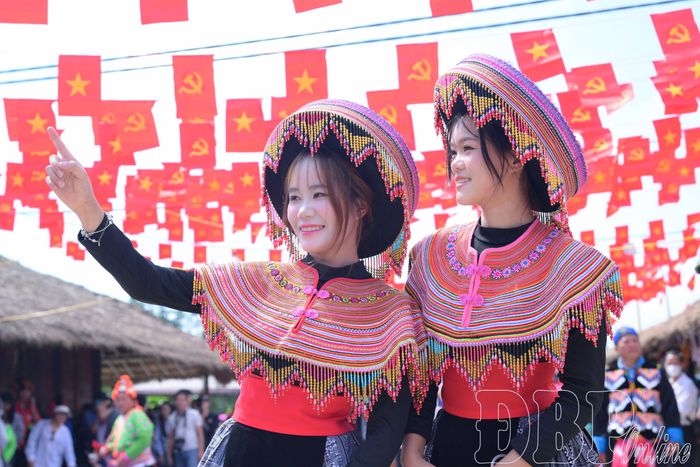 Đông đảo người dân và du khách về dự chương trình.