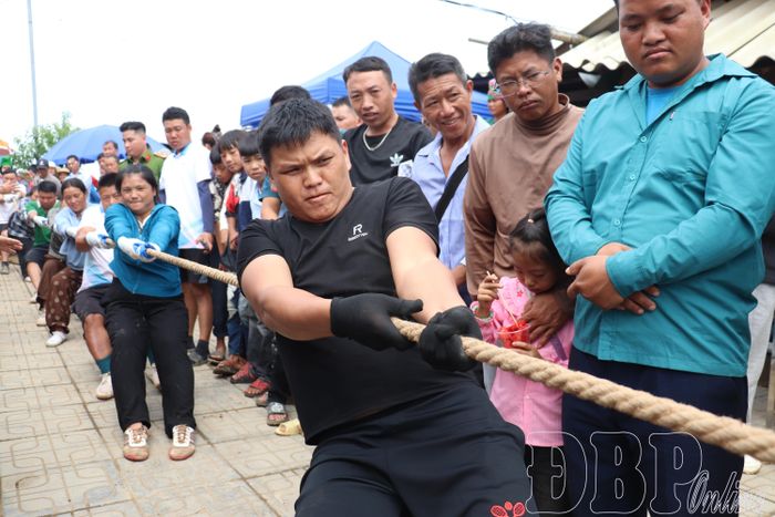 Người dân thi kéo co tại Ngày hội văn hóa, thể thao chào mừng Quốc khánh 2/9 xã Na Son.
