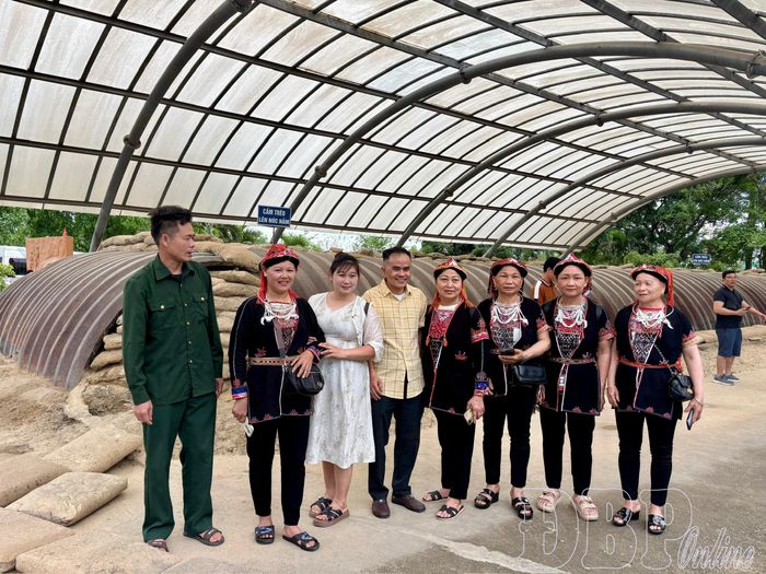 Nhiều du khách lựa chọn hầm Chỉ huy Tập đoàn cứ điểm Điện Biên Phủ là điểm tham quan trong ngày Quốc khánh 2/9. 
