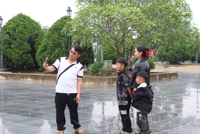 Cả gia đình cùng lưu lại hình ảnh đẹp trong ngày Quốc khánh trên Tượng đài Chiến thắng Điện Biên Phủ.
