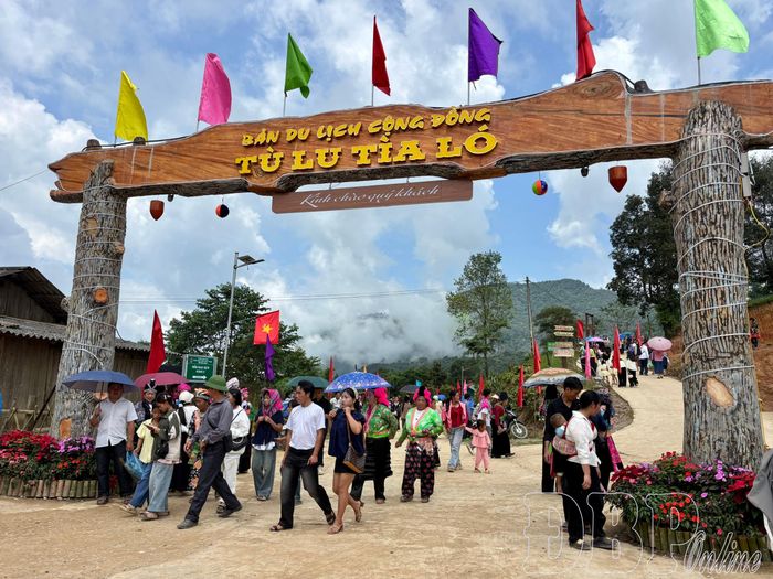 Đông đảo người dân đến vui Ngày hội văn hóa, thể thao chào mừng Quốc khánh 2/9 tại xã Pu Nhi.
