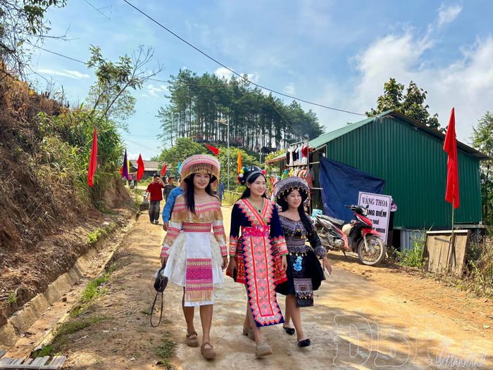 Các bạn trẻ mặc trang phục truyền thống vui Ngày hội văn hóa, thể thao chào mừng Quốc khánh 2/9 tại xã Pu Nhi.