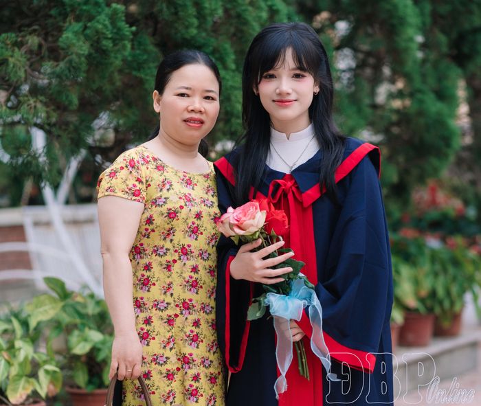 Đặng Quỳnh Trang chụp ảnh lưu niệm cùng mẹ. (Ảnh nhân vật cung cấp)