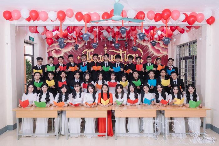 Đặng Quỳnh Trang (hàng thứ 2, đứng thứ 5 từ phải qua trái) chụp ảnh kỷ yếu cùng tập thể lớp 12C3. (Ảnh nhân vật cung cấp)