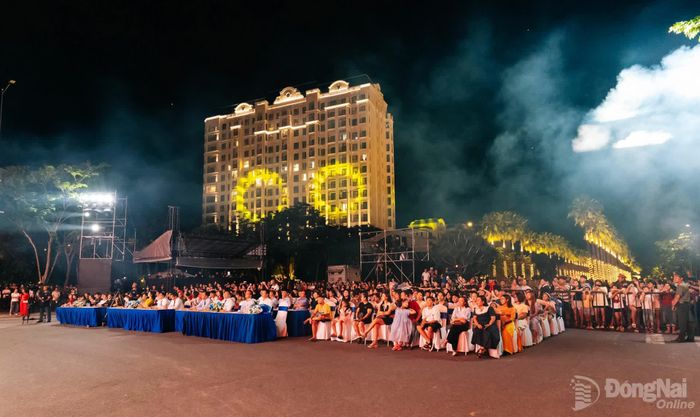 Đông đảo người dân tham dự chương trình nghệ thuật Rạng ngời Tổ quốc Việt Nam tại xã Đại Phước. Ảnh: CTV