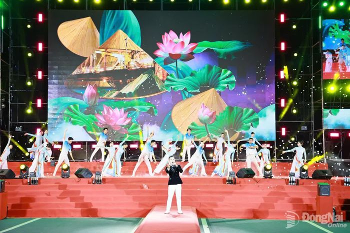 Chương trình nghệ thuật Rạng ngời Tổ quốc Việt Nam tại phường Trấn Biên. Ảnh: Công Nghĩa