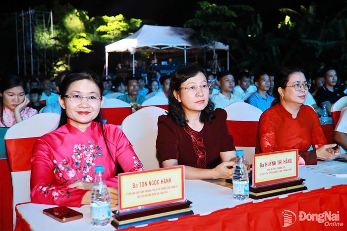 Ủy viên Trung ương Đảng, Phó Bí thư Thường trực Thành ủy, Chủ tịch HĐND thành phố Đồng Nai Tôn Ngọc Hạnh và Phó Bí thư Thành ủy, Chủ tịch Ủy ban MTTQ Việt Nam thành phố Đồng Nai Huỳnh Thị Hằng cùng các đại biểu tham dự chương trình. Ảnh: Công Nghĩa