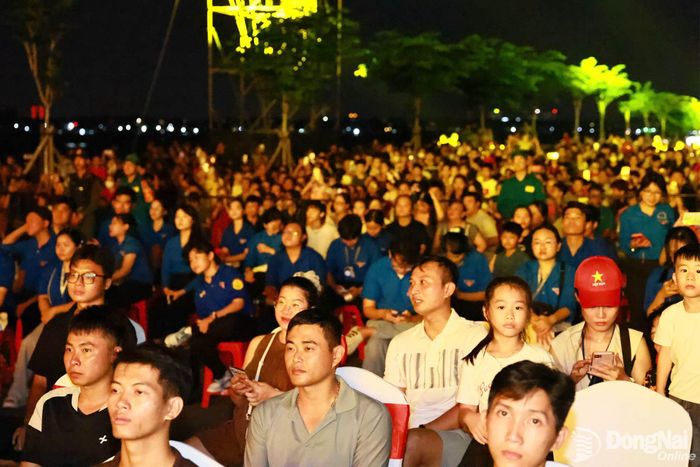 Đông đảo người dân tham dự chương trình nghệ thuật Rạng ngời Tổ quốc Việt Nam tại phường Trấn Biên. Ảnh: Công Nghĩa