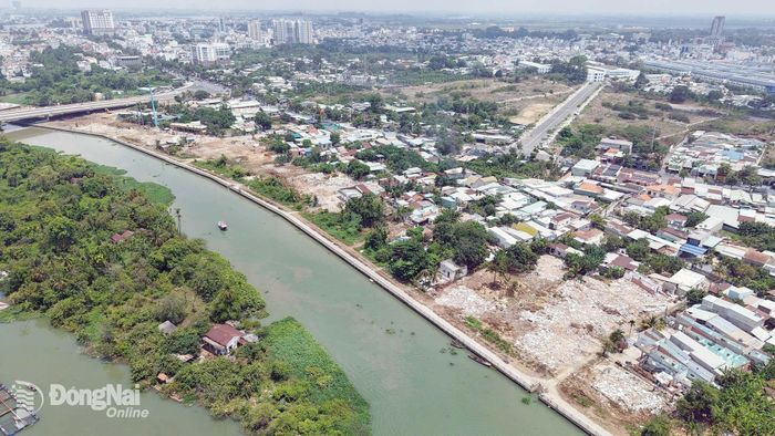 Dự án đường ven sông Cái đang được đẩy nhanh tiến độ sau khi hoàn thành công tác giải phóng mặt bằng. Ảnh: Hoàng Lộc