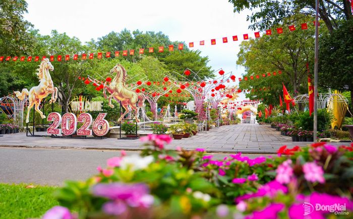 Không gian rực rỡ cờ hoa dịp 2-9 tại Khu du lịch Bửu Long (phường Trấn Biên). Ảnh: CTV