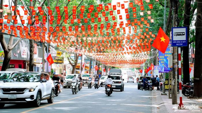 Tuyến đường Dương Tử Giang (phường Tam Hiệp) rực rỡ cờ hoa dịp Quốc khánh 2-9. Ảnh: Ngọc Thành