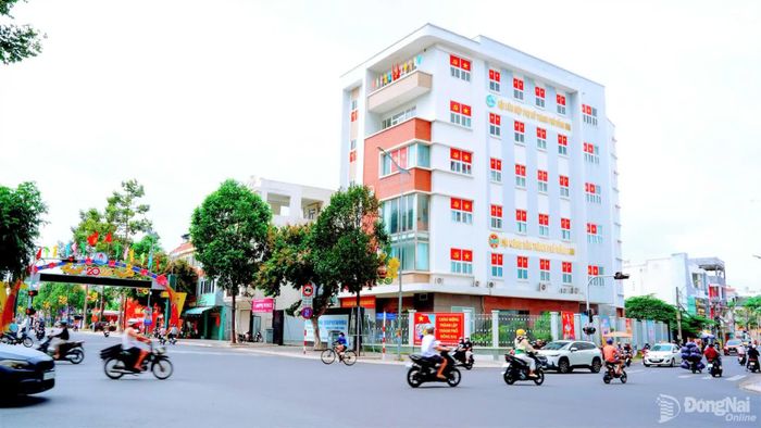 Trụ sở các cơ quan được trang trí rực rỡ chào mừng Quốc khánh 2-9. Ảnh: Ngọc Thành
