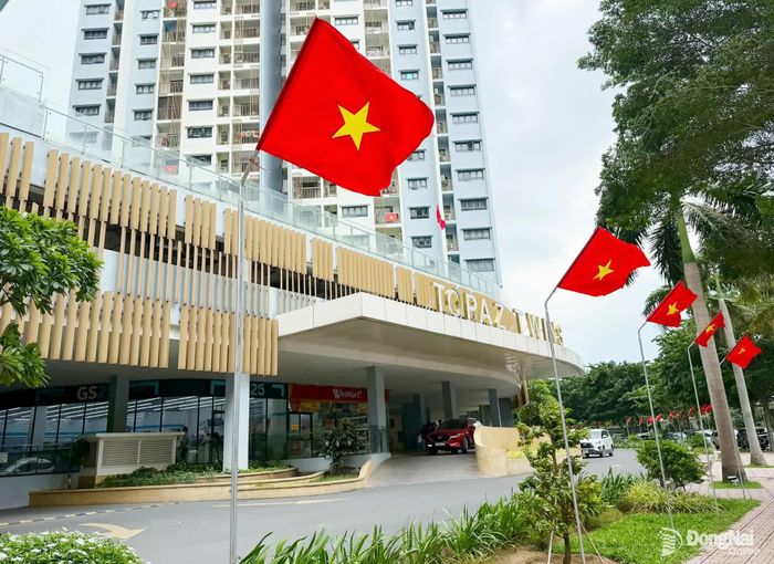 Những lá cờ đỏ thắm tung bay dịp 2-9 tại một chung cư ở phường Trấn Biên. Ảnh: Hà Lê
