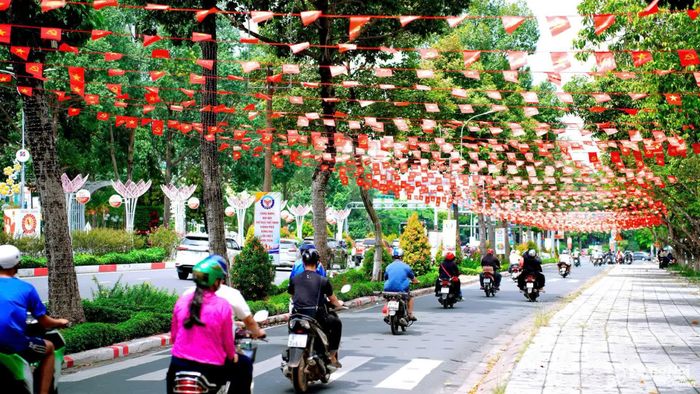 Đường Nguyễn Ái Quốc (phường Tân Triều) đoạn gần Công viên Quảng trường, rực rỡ cờ hoa chào mừng Quốc khánh 2-9. Ảnh: Ngọc Thành