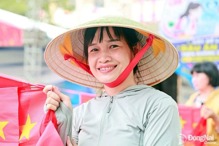 Người dân phấn khởi treo cờ Tổ quốc chào mừng kỷ niệm 81 năm Quốc khánh nước Cộng hòa xã hội chủ nghĩa Việt Nam. Ảnh: Thanh Toàn