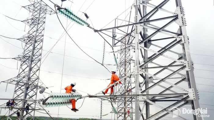 Nhân viên Công ty Điện lực Đồng Nai đang hoàn tất các hạng mục cuối cùng chuẩn bị đóng điện.  Ảnh: Anh Chiến