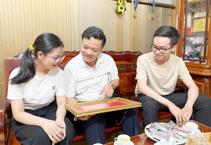 Anh Nguyễn Văn Thăng luôn nói chuyện cởi mở “như những người bạn” để bồi dưỡng lý tưởng cho con trai Nguyễn Tiến Đạt và con gái Nguyễn Ngọc Linh Đan. Ảnh: PV