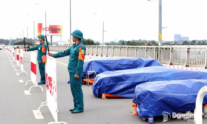 Dân quân phường Trấn Biên và phường Biên Hòa trực bảo đảm an toàn khu vực bắn pháo hoa. Ảnh: Nguyệt Hà