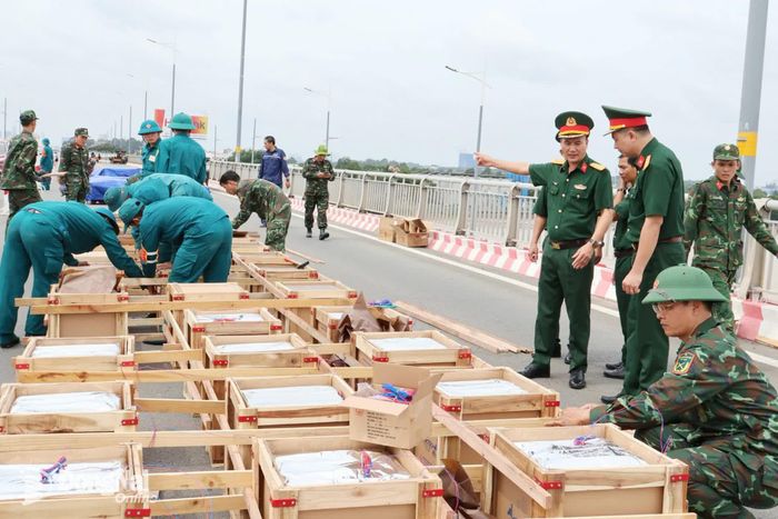 Đại tá Võ Thành Danh, Ủy viên Ban Thường vụ Thành ủy, Chỉ huy trưởng Bộ Chỉ huy Quân sự thành phố chỉ đạo các khâu đấu nối, sắp xếp các giàn pháo hoa nổ tại khu vực Trấn Biên. Ảnh: Nguyệt Hà