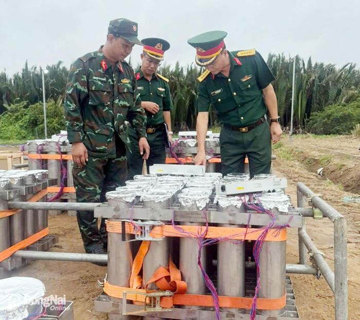 Đại tá Võ Thành Danh, Ủy viên Ban Thường vụ Thành ủy, Chỉ huy trưởng Bộ Chỉ huy Quân sự thành phố và đoàn kiểm tra khu vực đấu nối các quả pháo hoa tầm cao tại xã Đại Phước. Ảnh: ĐVCC
