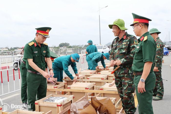 Đại tá Võ Thành Danh, Ủy viên Ban Thường vụ Thành ủy, Chỉ huy trưởng Bộ Chỉ huy Quân sự thành phố trực tiếp hướng dẫn lực lượng các khâu đấu nối, sắp xếp khoa học và bảo đảm tuyệt đối an toàn trước giờ khai hỏa. Ảnh: Nguyệt Hà