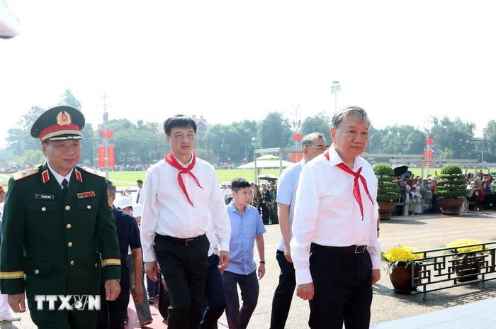 Tổng Bí thư, Chủ tịch nước Tô Lâm vào Lăng viếng Chủ tịch Hồ Chí Minh. Ảnh: Thống Nhất/TTXVN