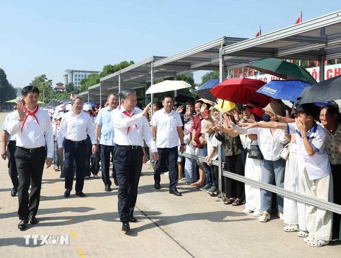Tổng Bí thư, Chủ tịch nước Tô Lâm vẫy tay chào Nhân dân vào Lăng viếng Chủ tịch Hồ Chí Minh. Ảnh: Thống Nhất/TTXVN