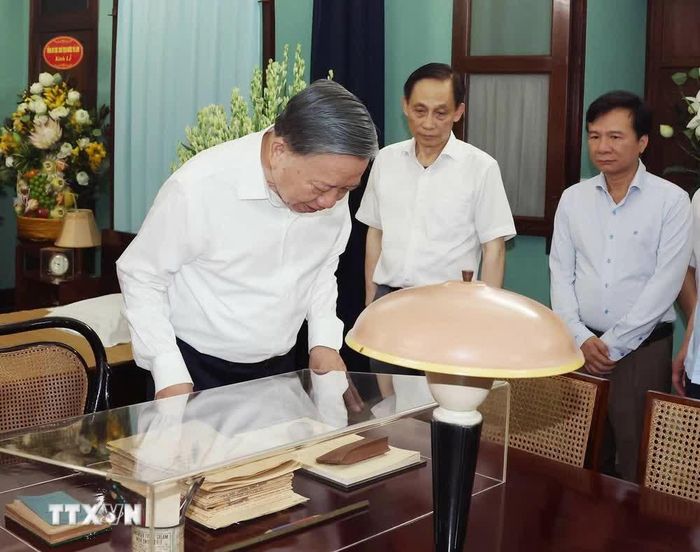 Tổng Bí thư, Chủ tịch nước Tô Lâm xem các hiện vật tại Nhà 67, Khu Di tích Chủ tịch Hồ Chí Minh trong Phủ Chủ tịch. Ảnh: Thống Nhất/TTXVN