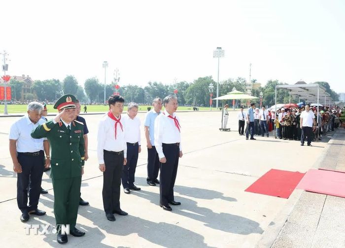 Tổng Bí thư, Chủ tịch nước Tô Lâm và các đại biểu thành kính tưởng nhớ Chủ tịch Hồ Chí Minh. Ảnh: Thống Nhất/TTXVN