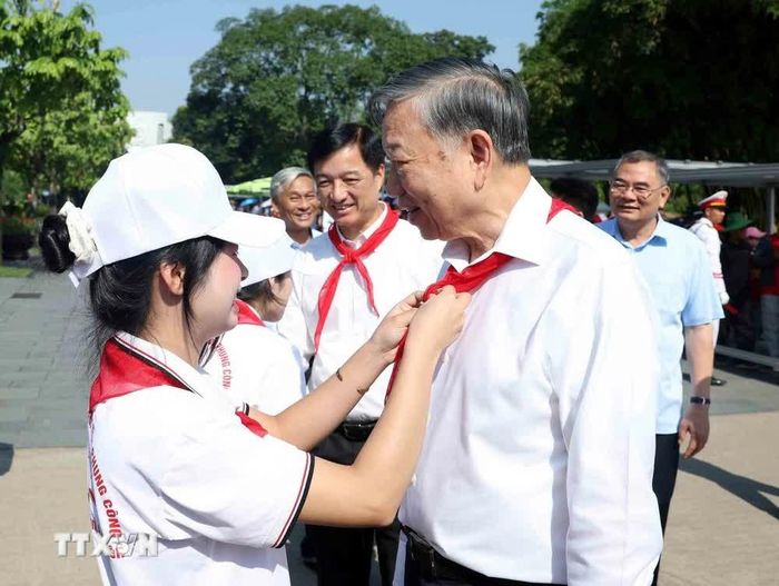 Thiếu nhi Thủ đô quàng khăn đỏ cho Tổng Bí thư, Chủ tịch nước Tô Lâm. Ảnh: Thống Nhất/TTXVN