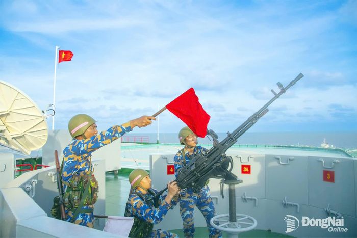 Dưới lá cờ Tổ quốc tung bay, cán bộ, chiến sĩ duy trì nghiêm công tác sẵn sàng chiến đấu, nâng cao cảnh giác, chủ động xử trí các tình huống.