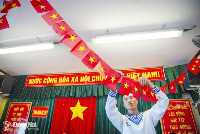 Cán bộ, chiến sĩ Nhà giàn DK1 trang trí cờ Tổ quốc, tạo không khí vui tươi chào mừng Quốc khánh.