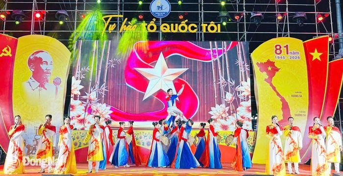 Nghệ sĩ, diễn viên Nhà hát Nghệ thuật Đồng Nai biểu diễn, phục vụ nhân dân tối 1-9 tại phường Tam Hiệp. Ảnh: My Ny