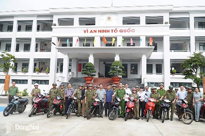 Công an phường Bình Long triển khai ra quân tuyên truyền người dân thu gom vũ khí, vật liệu nổ trên địa bàn phường. Ảnh: CTV